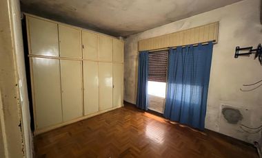 Casa de cuatro ambientes a reciclar en venta en Wilde Centro