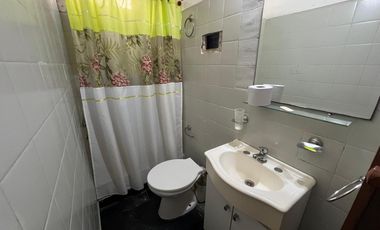 Casa de cuatro ambientes a reciclar en venta en Wilde Centro