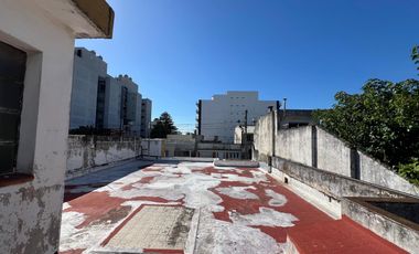 Casa de cuatro ambientes a reciclar en venta en Wilde Centro