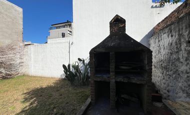 Casa de cuatro ambientes a reciclar en venta en Wilde Centro