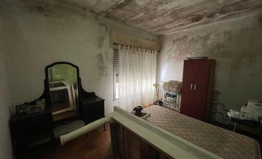 Casa de cuatro ambientes a reciclar en venta en Wilde Centro