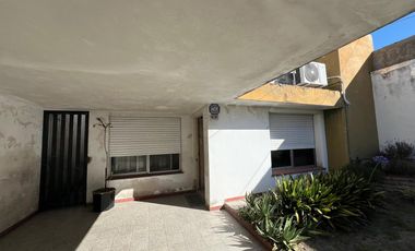 Casa de cuatro ambientes a reciclar en venta en Wilde Centro