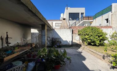 Casa de cuatro ambientes a reciclar en venta en Wilde Centro