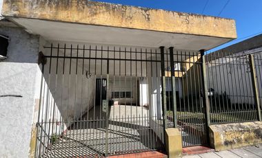 Casa de cuatro ambientes a reciclar en venta en Wilde Centro