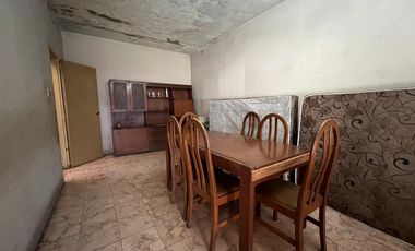 Casa de cuatro ambientes a reciclar en venta en Wilde Centro