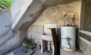 Casa de cuatro ambientes a reciclar en venta en Wilde Centro