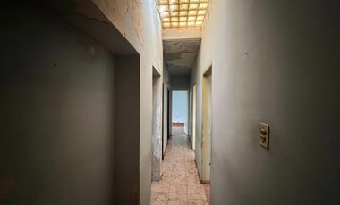 Casa de cuatro ambientes a reciclar en venta en Wilde Centro
