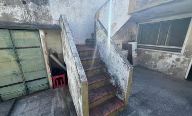 Casa de cuatro ambientes a reciclar en venta en Wilde Centro