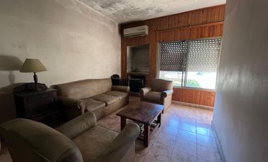 Casa de cuatro ambientes a reciclar en venta en Wilde Centro