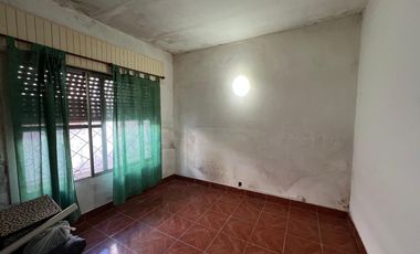 Casa de cuatro ambientes a reciclar en venta en Wilde Centro