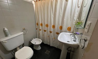 Casa de cuatro ambientes a reciclar en venta en Wilde Centro