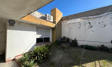 Casa de cuatro ambientes a reciclar en venta en Wilde Centro
