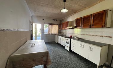 Casa de cuatro ambientes a reciclar en venta en Wilde Centro