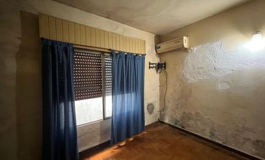 Casa de cuatro ambientes a reciclar en venta en Wilde Centro