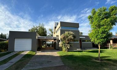 Casa en VENTA Barrio Privado La Comarca , Centenario.