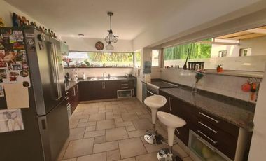 Casa en VENTA Barrio Privado La Comarca , Centenario.