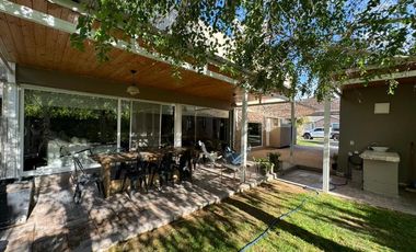 Casa en VENTA Barrio Privado La Comarca , Centenario.