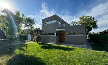 Casa en VENTA Barrio Privado La Comarca , Centenario.