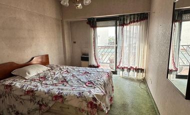 Departamento cuatro ambientes cochera a la venta en Lanus