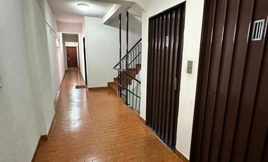 Departamento cuatro ambientes cochera a la venta en Lanus