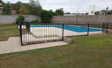 Duplex 2 dorm con cochera en Arguello con pileta, quincho con asador y SUM