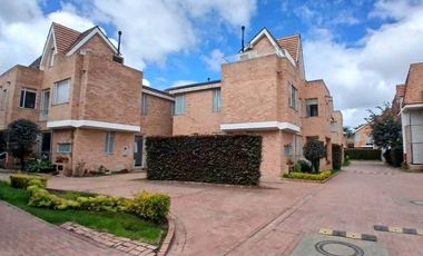 ARRIENDO  CASA DE TRES NIVELES  CON JARDN PRIVADO EN CHA