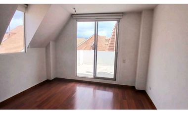 ARRIENDO  CASA DE TRES NIVELES  CON JARDN PRIVADO EN CHA