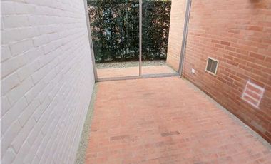 ARRIENDO  CASA DE TRES NIVELES  CON JARDN PRIVADO EN CHA