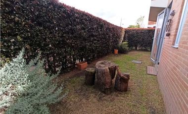 ARRIENDO  CASA DE TRES NIVELES  CON JARDN PRIVADO EN CHA