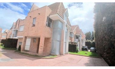 ARRIENDO  CASA DE TRES NIVELES  CON JARDN PRIVADO EN CHA