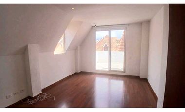 ARRIENDO  CASA DE TRES NIVELES  CON JARDN PRIVADO EN CHA