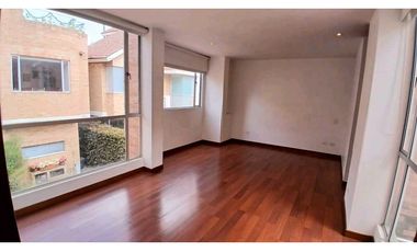 ARRIENDO  CASA DE TRES NIVELES  CON JARDN PRIVADO EN CHA