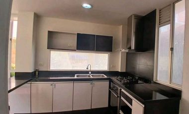 ARRIENDO  CASA DE TRES NIVELES  CON JARDN PRIVADO EN CHA