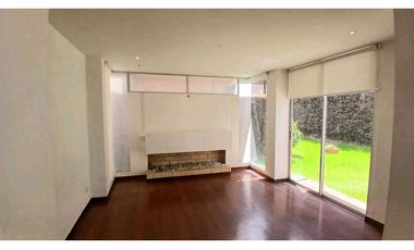 ARRIENDO  CASA DE TRES NIVELES  CON JARDN PRIVADO EN CHA
