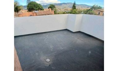 ARRIENDO  CASA DE TRES NIVELES  CON JARDN PRIVADO EN CHA