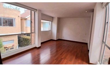 ARRIENDO  CASA DE TRES NIVELES  CON JARDN PRIVADO EN CHA