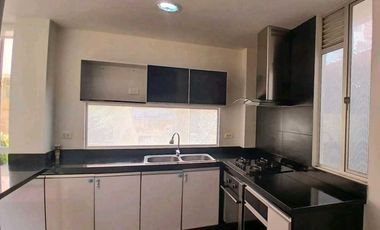 ARRIENDO  CASA DE TRES NIVELES  CON JARDN PRIVADO EN CHA