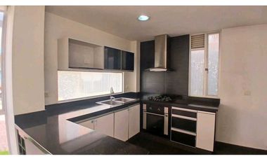 ARRIENDO  CASA DE TRES NIVELES  CON JARDN PRIVADO EN CHA