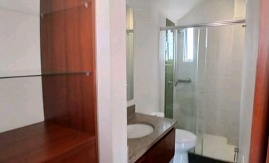 ARRIENDO  CASA DE TRES NIVELES  CON JARDN PRIVADO EN CHA