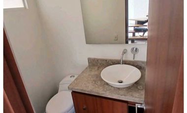 ARRIENDO  CASA DE TRES NIVELES  CON JARDN PRIVADO EN CHA