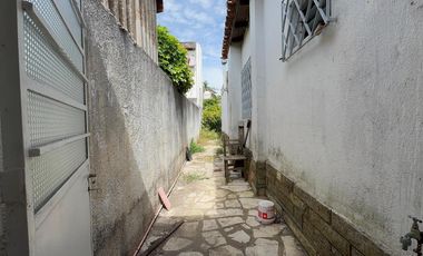 Casa en venta a refaccionar en Morón Sur - 2 dormitorios - Garaje y Fondo verde