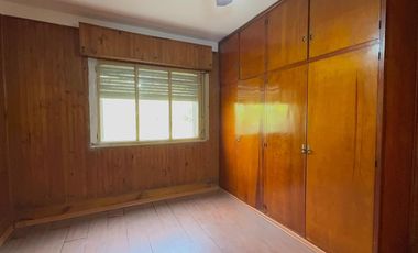 Casa en venta a refaccionar en Morón Sur - 2 dormitorios - Garaje y Fondo verde