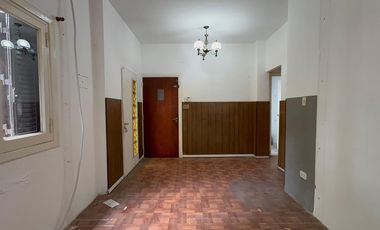 Casa en venta a refaccionar en Morón Sur - 2 dormitorios - Garaje y Fondo verde