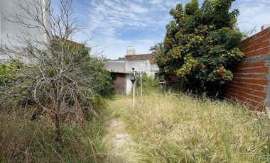 Casa en venta a refaccionar en Morón Sur - 2 dormitorios - Garaje y Fondo verde