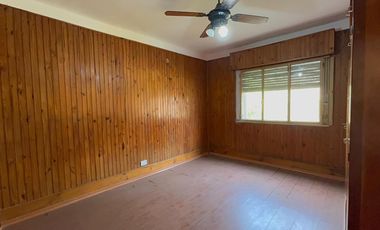 Casa en venta a refaccionar en Morón Sur - 2 dormitorios - Garaje y Fondo verde