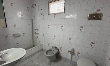 Casa en venta a refaccionar en Morón Sur - 2 dormitorios - Garaje y Fondo verde