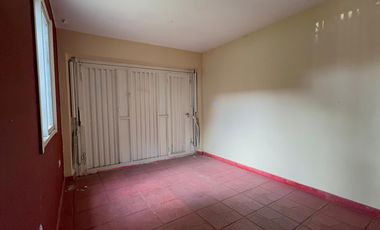 Casa en venta a refaccionar en Morón Sur - 2 dormitorios - Garaje y Fondo verde