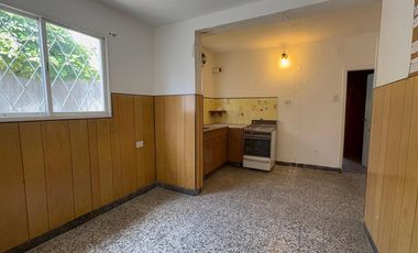 Casa en venta a refaccionar en Morón Sur - 2 dormitorios - Garaje y Fondo verde