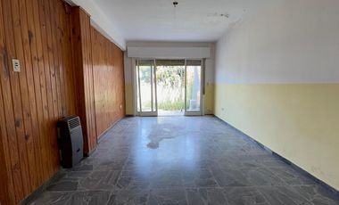 Casa en venta a refaccionar en Morón Sur - 2 dormitorios - Garaje y Fondo verde