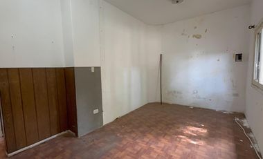 Casa en venta a refaccionar en Morón Sur - 2 dormitorios - Garaje y Fondo verde